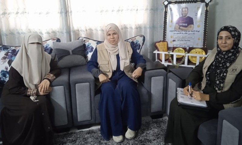 وزارة الأسرى والمحررين تزور عدد من عوائل الأسرى في محافظة غزة-1