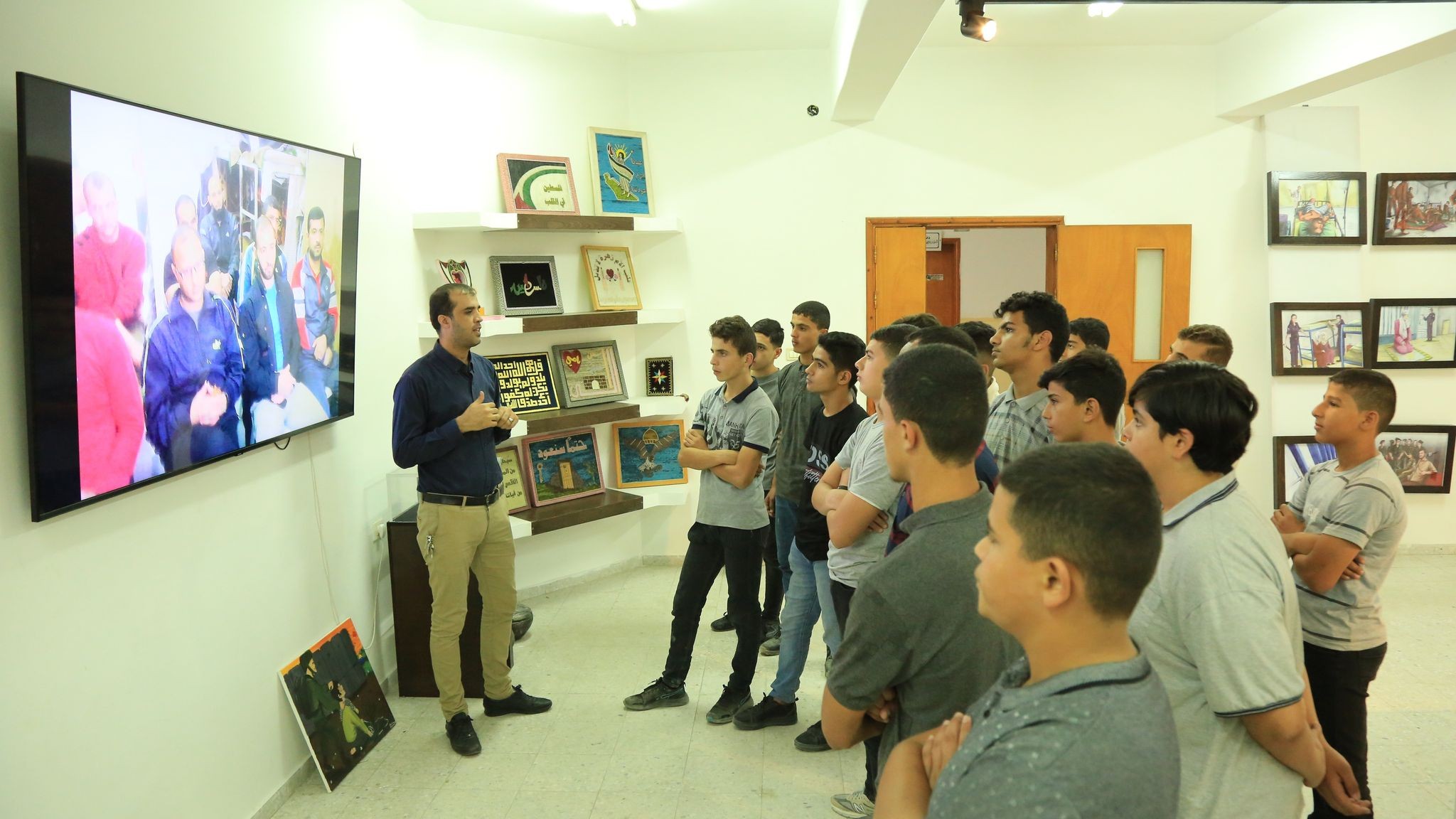 ِA group of students from Adnan Al-Alami high school visit the Ministry of Detainees-1
