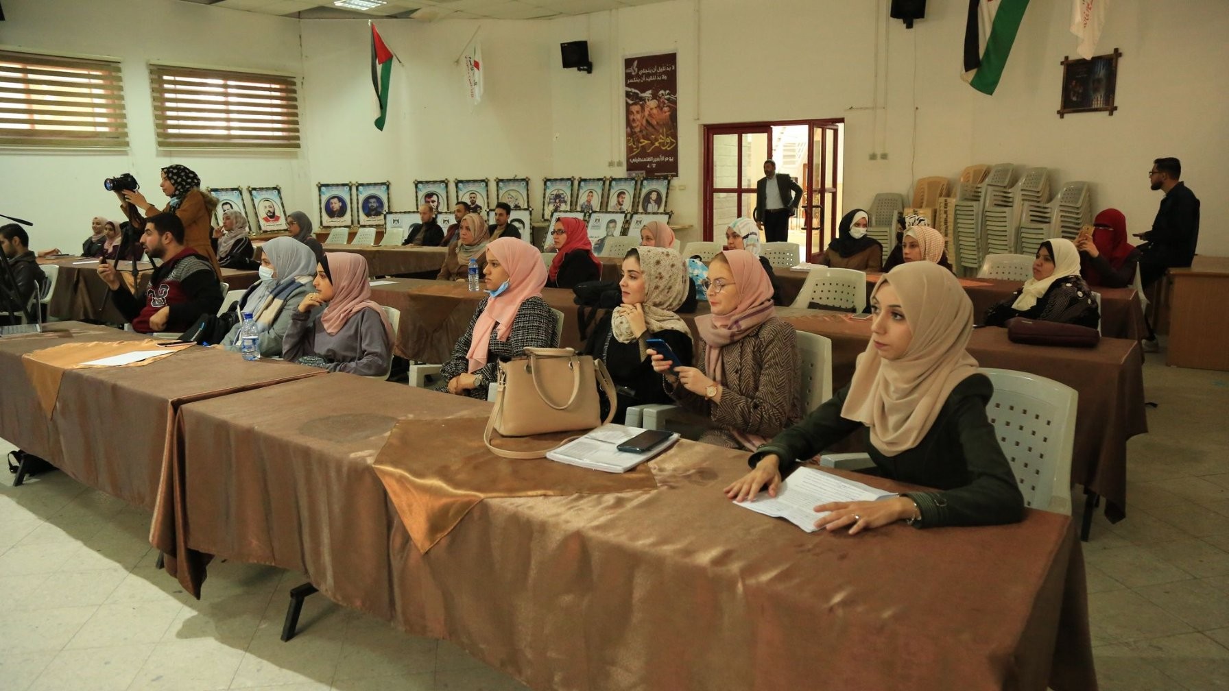 The Ministry of detainees’ affair in cooperation with Althoraya institution held “a meeting with Palestinian youth on how to activate the Palestinian detainees cause internationally”.-1