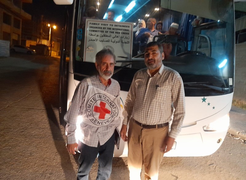 طاقم وزارة الأسرى  والمحررين يرافق أهالي الأسرى لحظة توجههم لزيارة أبنائهم في سجون الاحتلال-1