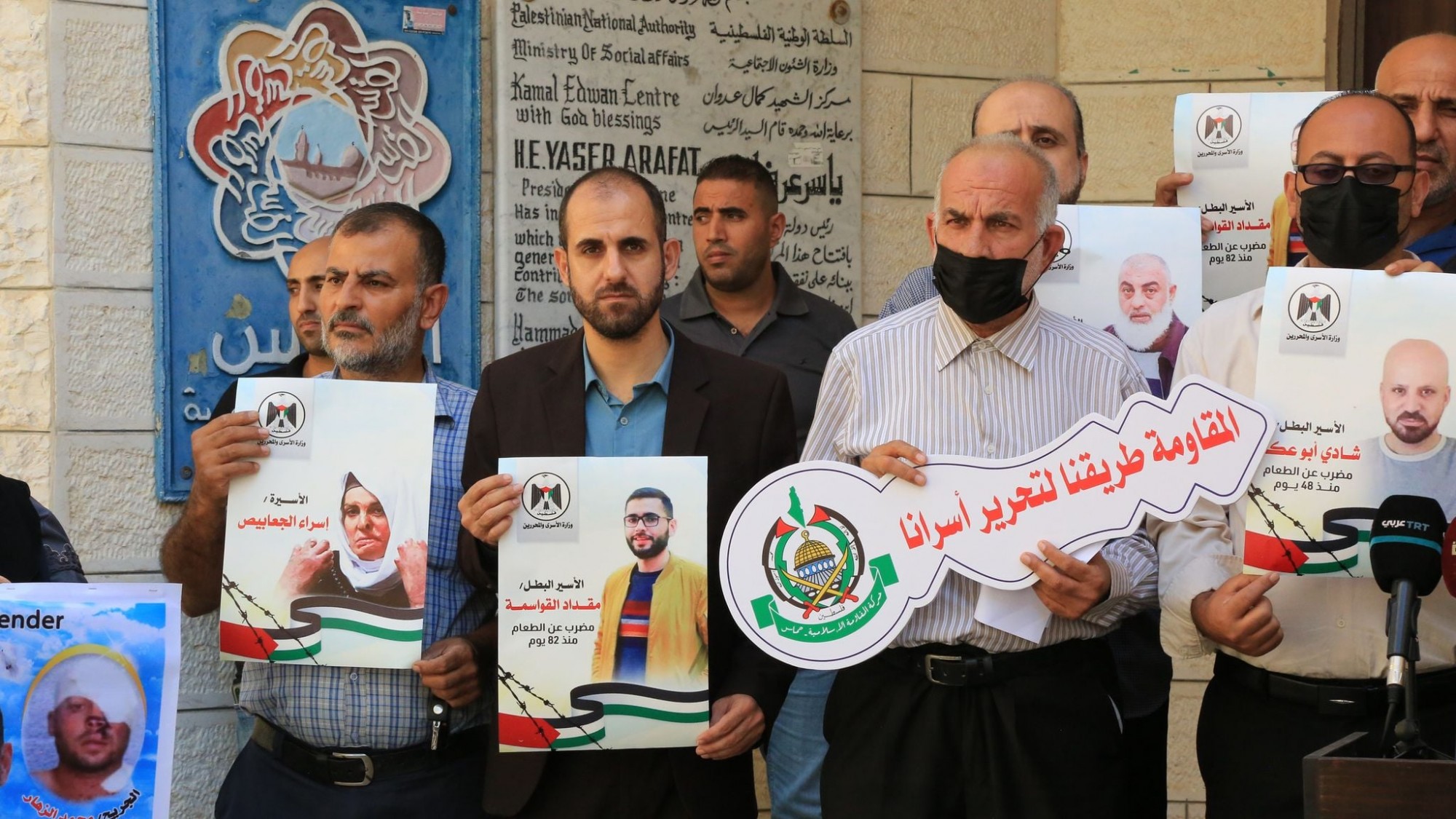 أبو كرش: نتابع بقلق شديد الأوضاع الخطيرة التى وصل لها الأسرى المضربين عن الطعام-1
