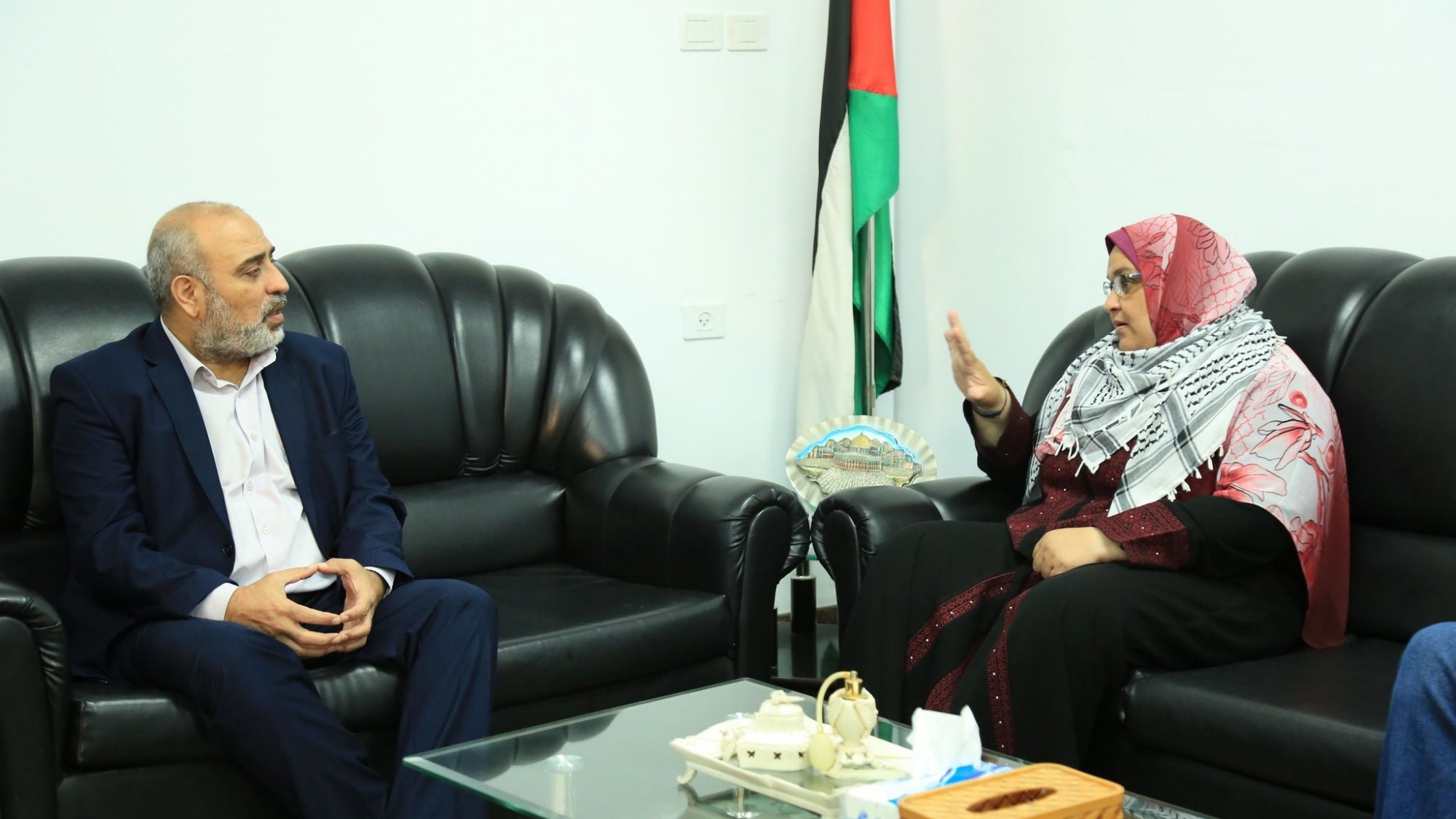 خلال استقباله المحررة نسرين .. المدهون يبحث اوضاع الأسيرات في سجون الاحتلال-1