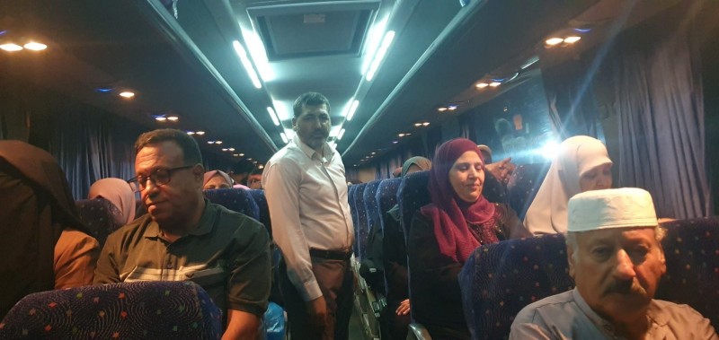 وزارة الأسرى تساند أهالي الأسرى لحظة انطلاقهم لزيارة أبنائهم-2