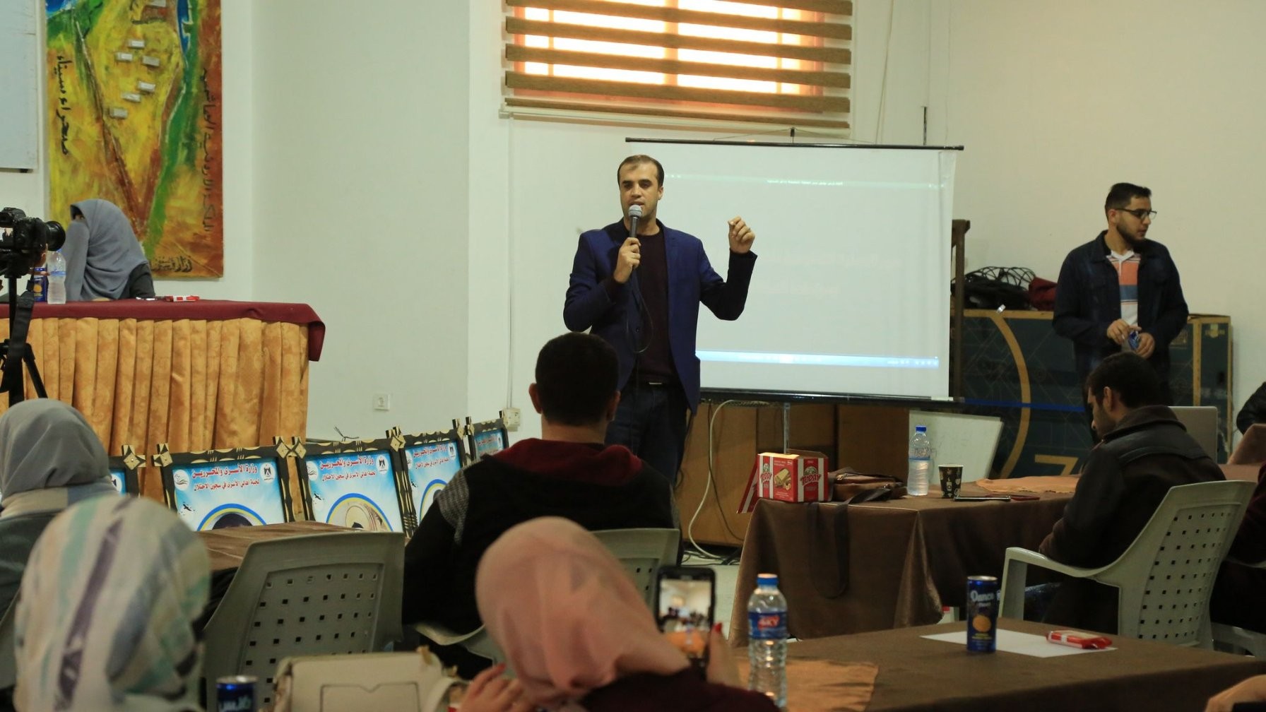 The Ministry of detainees’ affair in cooperation with Althoraya institution held “a meeting with Palestinian youth on how to activate the Palestinian detainees cause internationally”.-2