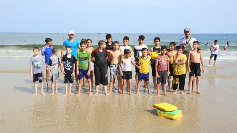 وزارة الأسرى والمحررين تختتم دورة تعليم السباحة لأبناء الأسرى في سجون الاحتلال-1