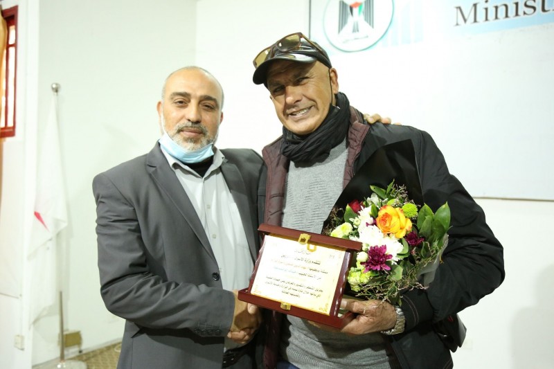 وزارة الأسرى تكرم الزميل خالد أبو قاعود على جهوده بعد احالته للتقاعد-1
