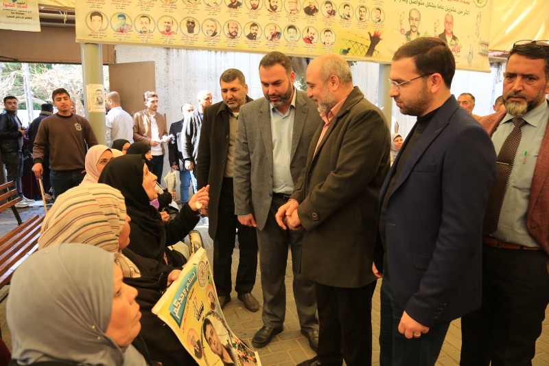 وكيلا وزارتا الأسرى والعدل يشاركان أهالى الأسرى فى اعتصامهم الأسبوعي أمام الصليب الأحمر