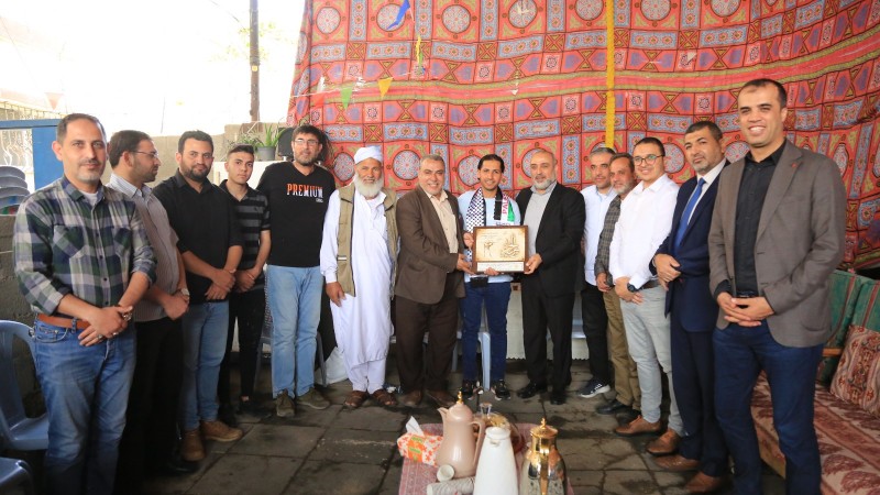 تهنئة الأسير المحرر عمار محمود عابد بمناسبة الإفراج عنه بعد اعتقال دام 20 عاما ونصف.