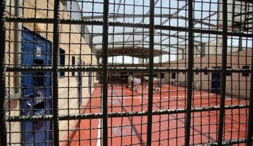 أربعة أسرى يواصلون إضرابهم المفتوح عن الطعام وسط تحذيرات من خطورة أوضاعهم الصحية.