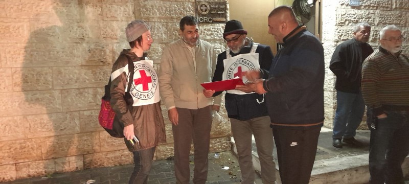 وزارة الأسرى تواصل تنفيذ برنامج مؤازرة الخاص بزيارات أهالي الأسرى