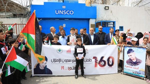 وزارة الأسرى وهيئة "الشباب والثقافة" تنظم مسيرًا تضامنيًا مع الأطفال الأسرى