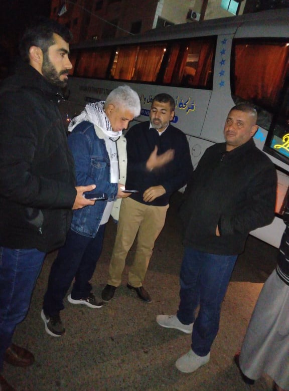 وفد وزارة الأسرى يشارك عوائل الأسرى انطلاق زيارتهم لأبنائهم في سجون الاحتلال