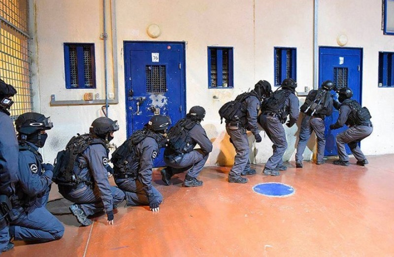 وزارة الأسرى والمحررين: أوضاع قاسية ومأساوية يعيشها أسرى قسم 5 بسجن ريمون بعد قمعهم و نقلهم إلى سجن نفحة بالأمس