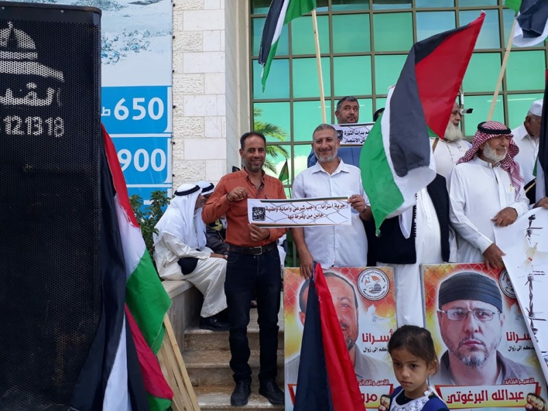 جانب من مشاركة وفد وزارة الأسرى والمحررين في الوقفة التضامنية مع الأسرى في سجون الاحتلال تحت عنوان "نصرة للأسرى الأبطال"