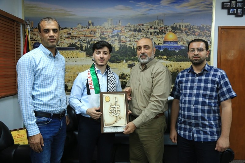 وكيل وزارة الأسرى والمحررين بغزة أ. بهاء الدين المدهون يكرم الطالب الجامعي والفنان التشكيلي د. عز الدين لولو
