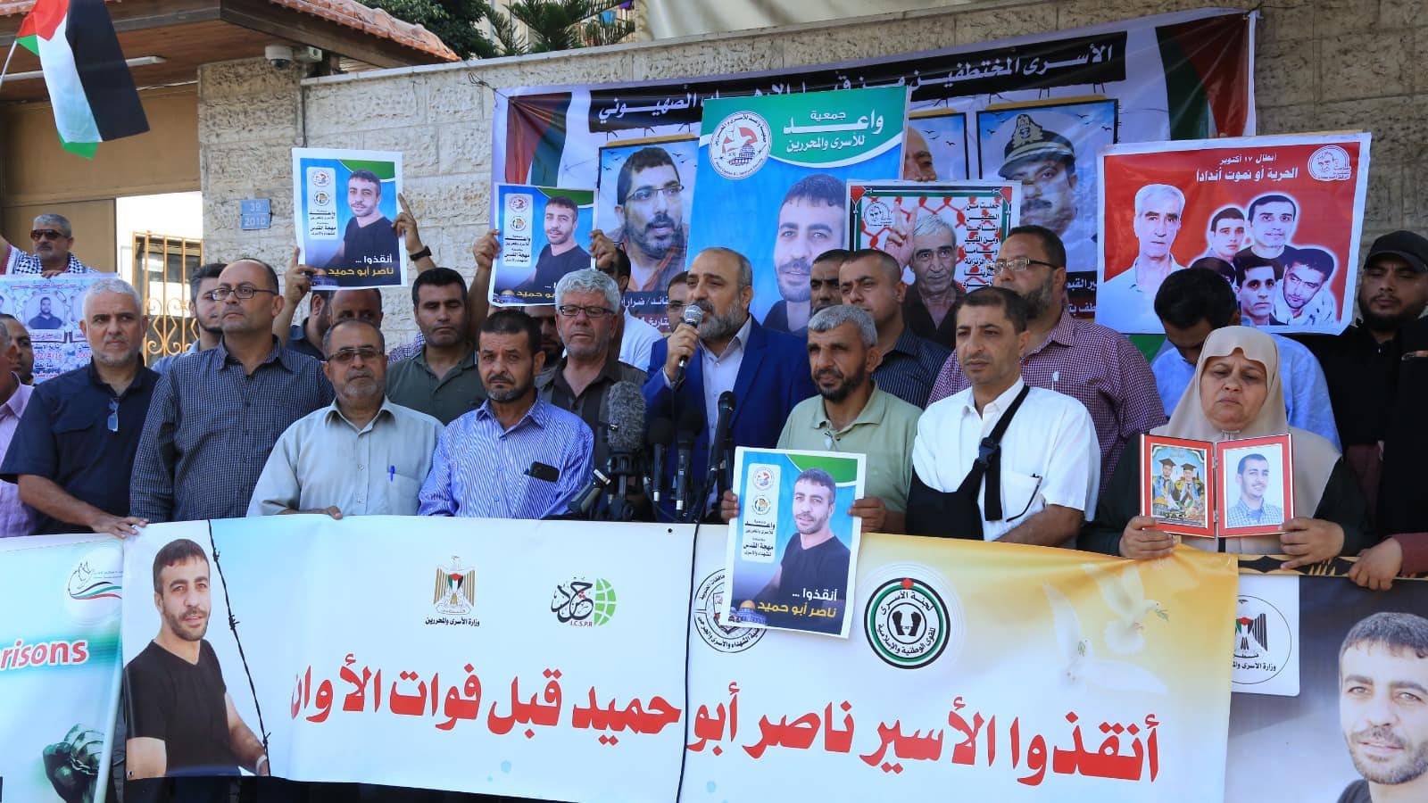 خلال وقفة تضامنية أمام مقر الصليب الأحمر بغزة نظمتها وزارة الأسرى بمشاركة مؤسسات الأسرى