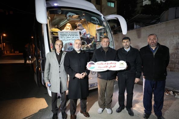 وفد وزارة الأسرى يشارك عوائل الأسرى انطلاق زيارتهم لأبنائهم في سجون الاحتلال