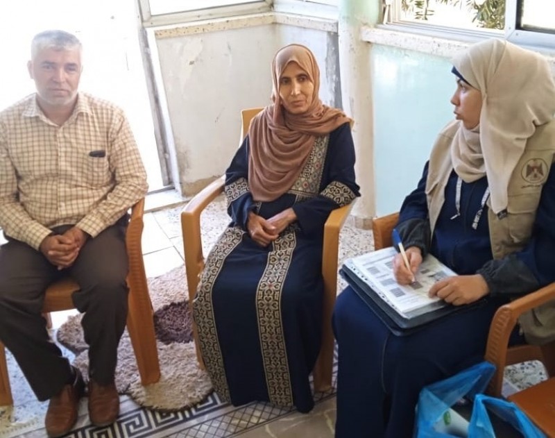 فريق دائرة الرعاية والإرشاد فى وزارة الأسرى يزور عدد من أهالى أسرى محافظة خانيونس