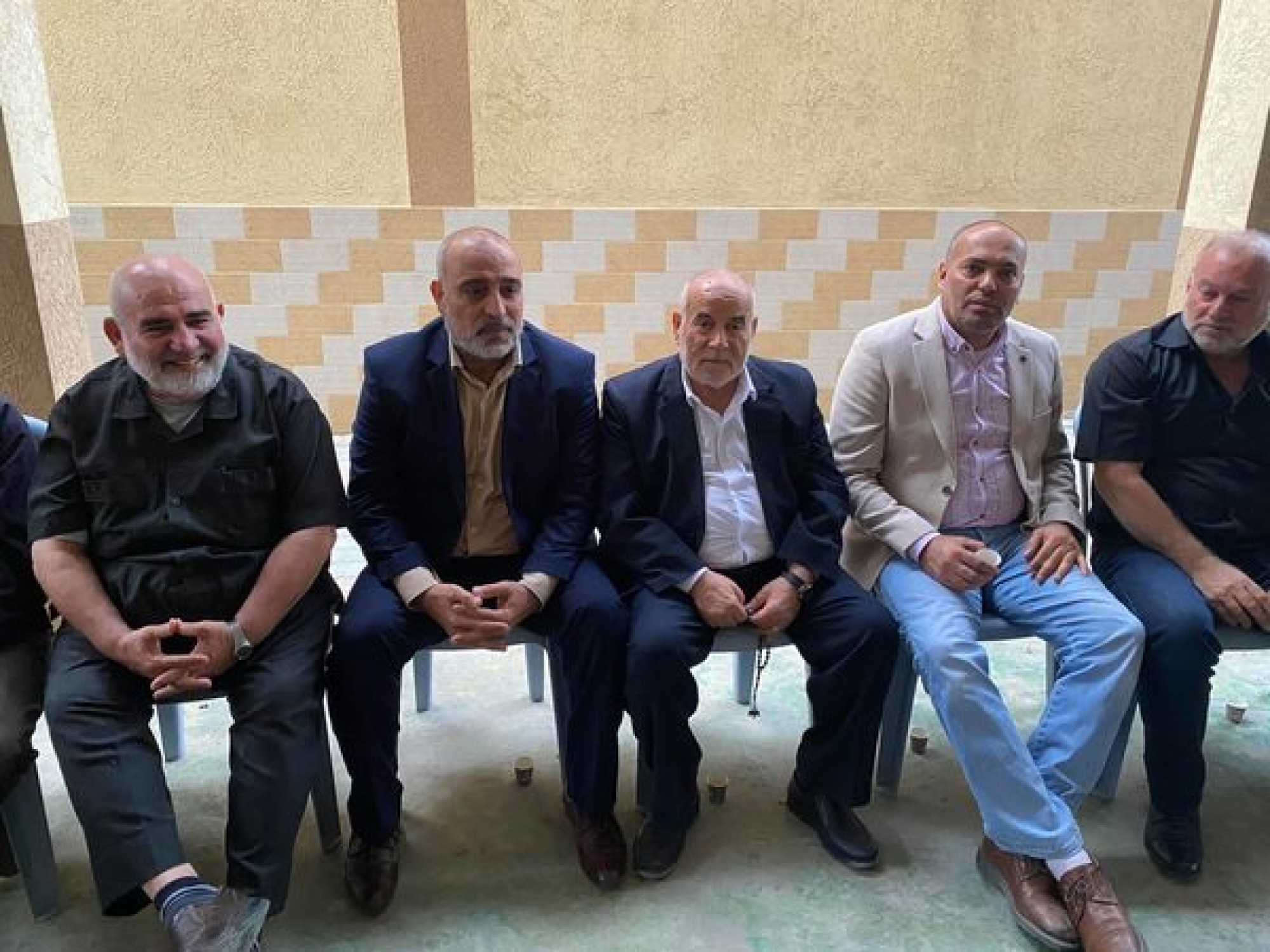 وفد من وزارة الأسرى برئاسة ا. بهاء المدهون وكيل الوزارة يشارك في تأدية واجب العزاء بوفاة وزير الأسرى السابق