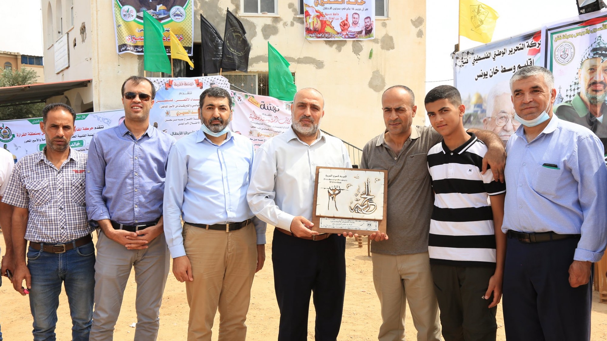#صور وفد من وزارة الأسرى والمحررين برئاسة أ. بهاء المدهون وكيل الوزارة يقدم التهنئة للأسير  خالد علي السميري