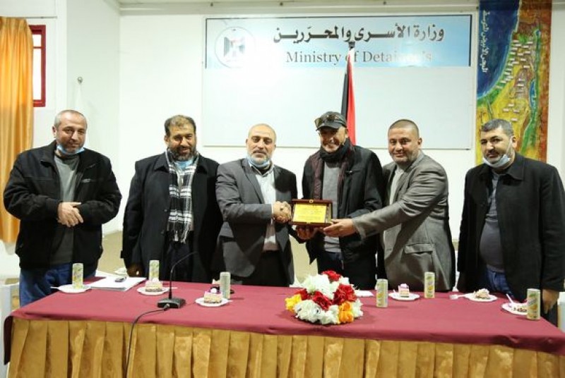 وزارة الأسرى تكرم الزميل خالد أبو قاعود على جهوده بعد احالته للتقاعد