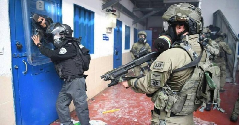 وحدات القمع التابعة لإدارة سجون الاحتلال الاسرائيلي  تقتحم سجن النقب الصحراوي