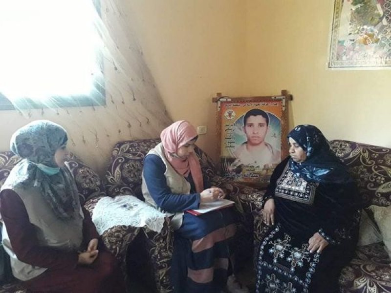 دائرة الرعاية والارشاد في وزارة الأسرى والمحررين تزور عدد من أهالي الأسرى في منطقة الوسطى ضمن برنامج الزيارات لذوي الأسرى